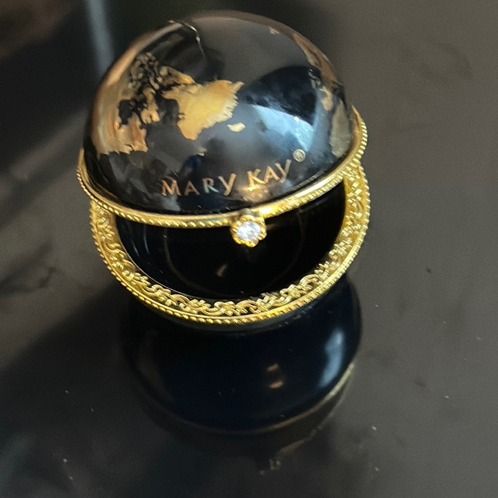 Limited Mary Kay Gold and Black Around the World Ring Holder!